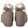 Sandales légères Crocs Brooklyn (femmes) – Gris ciment – 206222-16T