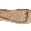 Sandales plates minimalistes et décontractées Crocs (femmes) de couleur dorée 202811-710