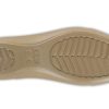Sandales plates minimalistes et décontractées Crocs (femmes) de couleur dorée 202811-710