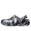 Sandales sabots d&rsquo;extérieur doublées classiques Crocs (femmes) « Marbled White Black » 207180-103