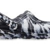 Sandales sabots d&rsquo;extérieur doublées classiques Crocs (femmes) « Marbled White Black » 207180-103
