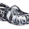 Sandales sabots d&rsquo;extérieur doublées classiques Crocs (femmes) « Marbled White Black » 207180-103