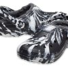 Sandales sabots d&rsquo;extérieur doublées classiques Crocs (femmes) « Marbled White Black » 207180-103